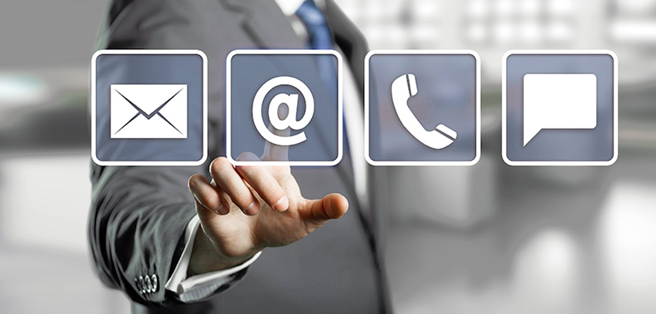 Ein Mann in einem Anzug berührt Symbole für Kontaktmöglichkeiten: E-Mail, @, Telefon und Nachricht.